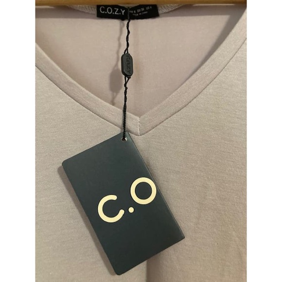 Two-Tone Tan & White Long Sleeve V Neck Top - Size Small - Picture 6 of 6